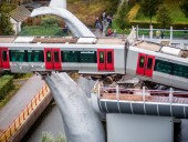 В Роттердаме поезд сошёл с рельс: падение состава в воду остановила пластмассовая скульптура В Роттердаме поезд сошёл с рельс: падение состава в воду остановила пластмассовая скульптура