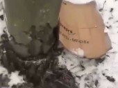 В России аварийный столб “отремонтировали” с помощью картона: видео В России аварийный столб “отремонтировали” с помощью картона: видео