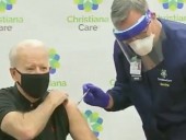 Байден получил вторую дозу вакцины от COVID-19 в прямом эфире
