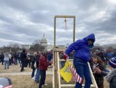 Сторонники Трампа установили виселицу перед зданием Конгресса Сторонники Трампа установили виселицу перед зданием Конгресса