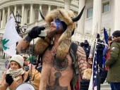 В США арестовали “викинга”, штурмовавшего Капитолий В США арестовали “викинга”, штурмовавшего Капитолий