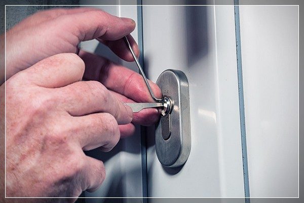 Куда обращаться, если не открывается дверь и нужно взломать замок? Куда обращаться, если не открывается дверь и нужно взломать замок?