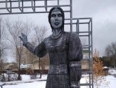 В России на аукцион выставили памятник Аленке, напугавший людей В России на аукцион выставили памятник Аленке, напугавший людей