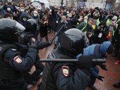 Митинги в поддержку Навального: в Москве задержали 60 человек, митингующие бросают бутылки Митинги в поддержку Навального: в Москве задержали 60 человек, митингующие бросают бутылки