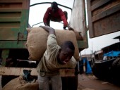 Компании Nestle и Mars обвиняют в использовании детского труда Компании Nestle и Mars обвиняют в использовании детского труда