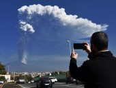 Вулкан Этна выбросил столб пепла на 12 километров Вулкан Этна выбросил столб пепла на 12 километров