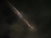 Обломки ракеты SpaceX создали поразительное световое шоу в небе Обломки ракеты SpaceX создали поразительное световое шоу в небе