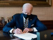Байден продлил на год санкции против России из-за ее агрессии по отношению к Украине Байден продлил на год санкции против России из-за ее агрессии по отношению к Украине