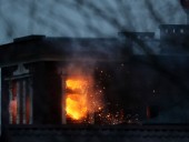 Стрельба и огнеметы: в РФ несколько часов штурмуют дом подозреваемого в незаконном обороте оружия