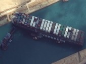 Контейнеровоз, который блокирует Суэцкий канал, понемногу движется, но когда снимется с мели - неясно Контейнеровоз, который блокирует Суэцкий канал, понемногу движется, но когда снимется с мели - неясно