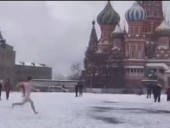 Сон смешного человека: на Красной площади голый мужчина устроил перформанс Сон смешного человека: на Красной площади голый мужчина устроил перформанс