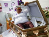 Мексиканский кандидат в депутаты начал предвыборную кампанию в гробу Мексиканский кандидат в депутаты начал предвыборную кампанию в гробу