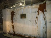 Стены посольства России в Чехии облили кетчупом: задержали семь человек Стены посольства России в Чехии облили кетчупом: задержали семь человек