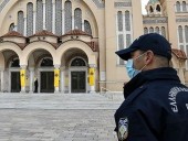 Полиция во Франции задержала священников за пасхальную службу без масок Полиция во Франции задержала священников за пасхальную службу без масок