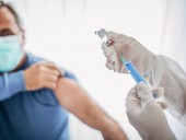 Япония начинает вакцинировать пенсионеров Япония начинает вакцинировать пенсионеров