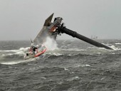 В США во время шторма перевернулось судно: один человек погиб, 12 пропали без вести В США во время шторма перевернулось судно: один человек погиб, 12 пропали без вести