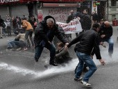 Турецкая полиция задержала сотни людей на первомайском марше - СМИ Турецкая полиция задержала сотни людей на первомайском марше - СМИ