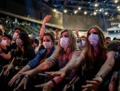 В Париже провели тестовый концерт на фоне улучшения ситуации с Covid-19