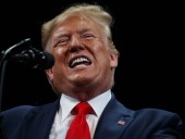 В США на Трампа подали в суд за то, что он называл коронавирус китайским