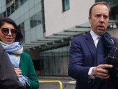 Глава Минздрава Великобритании подал в отставку после поцелуя с коллегой Глава Минздрава Великобритании подал в отставку после поцелуя с коллегой