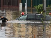 Минск плавает в воде: спасатели помогают людям выбраться после ливня Минск плавает в воде: спасатели помогают людям выбраться после ливня