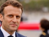 Макрон подал жалобу на автора, который изобразил его в образе Гитлера Макрон подал жалобу на автора, который изобразил его в образе Гитлера