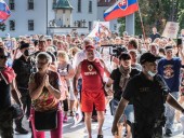 В Словакии противники вакцинации штурмовали парламент. Полиция применила слезоточивый газ