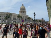 Тысячи кубинцев протестуют из-за недостаточной борьбы правительства с пандемией Тысячи кубинцев протестуют из-за недостаточной борьбы правительства с пандемией