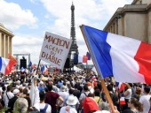 По всей Франции начались протесты против санитарных пропусков и обязательной вакцинации По всей Франции начались протесты против санитарных пропусков и обязательной вакцинации