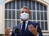 Министр здравоохранения Франции сделал прививку от коронавируса коллеге