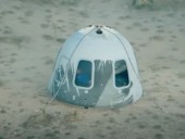 Капсула с Джеффом Безосом и тремя космическими туристами успешно приземлилась Капсула с Джеффом Безосом и тремя космическими туристами успешно приземлилась