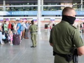 Эстонский посол устроил конфликт в аэропорту Варшавы: его не пустили в самолет без маски Эстонский посол устроил конфликт в аэропорту Варшавы: его не пустили в самолет без маски
