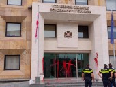 Вам придется ответить: после смерти журналиста в Грузии активистка залила красной краской вход канцелярии правительства Вам придется ответить: после смерти журналиста в Грузии активистка залила красной краской вход канцелярии правительства