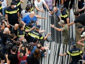 В Грузии задержали напавших на журналистов во время беспорядков из-за проведения ЛГБТ-марша В Грузии задержали напавших на журналистов во время беспорядков из-за проведения ЛГБТ-марша