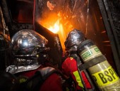 Пламя высотой несколько метров и густой столб дыма: в Париже произошел сильный пожар возле посольства Италии Пламя высотой несколько метров и густой столб дыма: в Париже произошел сильный пожар возле посольства Италии