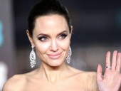 Анджелина Джоли впервые присоединилась к Instagram и поделилась письмом девочки-подростка из Афганистана Анджелина Джоли впервые присоединилась к Instagram и поделилась письмом девочки-подростка из Афганистана