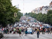 В Берлине проходит многолюдная акция протеста против коронавирусных ограничений: полиция применила водометы В Берлине проходит многолюдная акция протеста против коронавирусных ограничений: полиция применила водометы