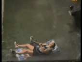 В Нью-Йорке во время урагана Ида мужчина плавал на надувном матрасе: видео покорило сеть