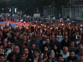 В Ереване оппозиция провела факельное шествие в память жертв войны в Карабахе В Ереване оппозиция провела факельное шествие в память жертв войны в Карабахе