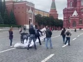 В Москве избили активистов во время акции В Москве избили активистов во время акции