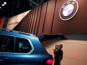 Mercedes и BMW ограничат предложение, чтобы сохранить высокие цены на свою продукцию Mercedes и BMW ограничат предложение, чтобы сохранить высокие цены на свою продукцию