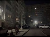 Громко играли: в России парень сбросил с балкона многоэтажки двух девочек. Громко играли: в России парень сбросил с балкона многоэтажки двух девочек.