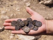 Археологи в Израиле раскопали редкие старинные монеты Археологи в Израиле раскопали редкие старинные монеты