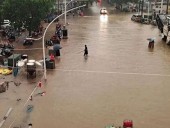 Из-за проливных дождей в Пакистане автомобиль упал в реку: погибла семья из 7 человек Из-за проливных дождей в Пакистане автомобиль упал в реку: погибла семья из 7 человек