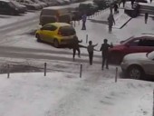 Школьники бросаются под колеса авто: в России приобретает популярность опасный челлендж Школьники бросаются под колеса авто: в России приобретает популярность опасный челлендж