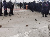 На границе Польши и Беларуси мигранты во время штурма серьезно ранили польского полицейского На границе Польши и Беларуси мигранты во время штурма серьезно ранили польского полицейского