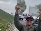В США люди начали собирать доллары, которые повыпадали с инкассаторской машины