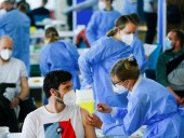 Более 50% немцев готовы поддержать обязательную вакцинацию от COVID-19 Более 50% немцев готовы поддержать обязательную вакцинацию от COVID-19