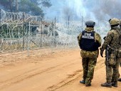 Очередной штурм: более 100 мигрантов пытались прорваться в Польшу Очередной штурм: более 100 мигрантов пытались прорваться в Польшу