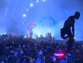 На рэпера Трэвиса Скотта подали в суд после гибели 8 человек на его концерте в США На рэпера Трэвиса Скотта подали в суд после гибели 8 человек на его концерте в США